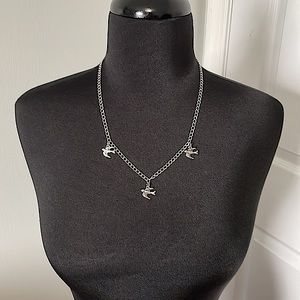 ✂️ Silver tone necklace, 20” chain, lobster claw clasp. Nice holiday gift!